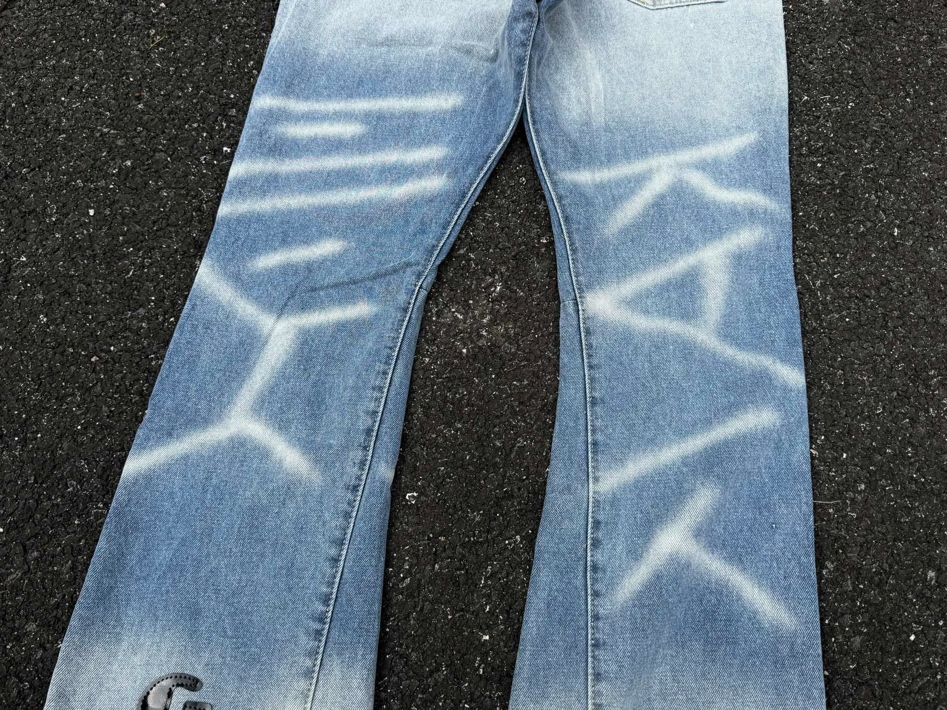 P240💰G66 GALLERY DEPT. Denim spliced ​​with all-over printed leather ripped bell-bottoms, washed and distressed jeans. GALLERY is attracted by these bell-bottoms. Whether it is a reset of Carhartt or Levis, it has created a strong brand style. Since these pants are modified from rare vintage, the production capacity is limited. Therefore, after many icons wore them, these pants were once hard to find. Later, perhaps due to the improvement of GD's business in the past two years and the expansion of production lines, the brand itself lowered the price, so I can't wait any longer for these pants this year and will definitely buy them. During the process of the denim washing plant, the owner of the washing plant helped introduce a boss who had worked for Levi's foundry and started his own business. This also paved the way for the following styles. Therefore, Levi's remodeled single product for the base plate is really familiar. Whether it is the fabrics supplied or the lathes used in production, there is nothing to choose from. -Color: blue -Size: S-XXL (corresponding to 28-36)